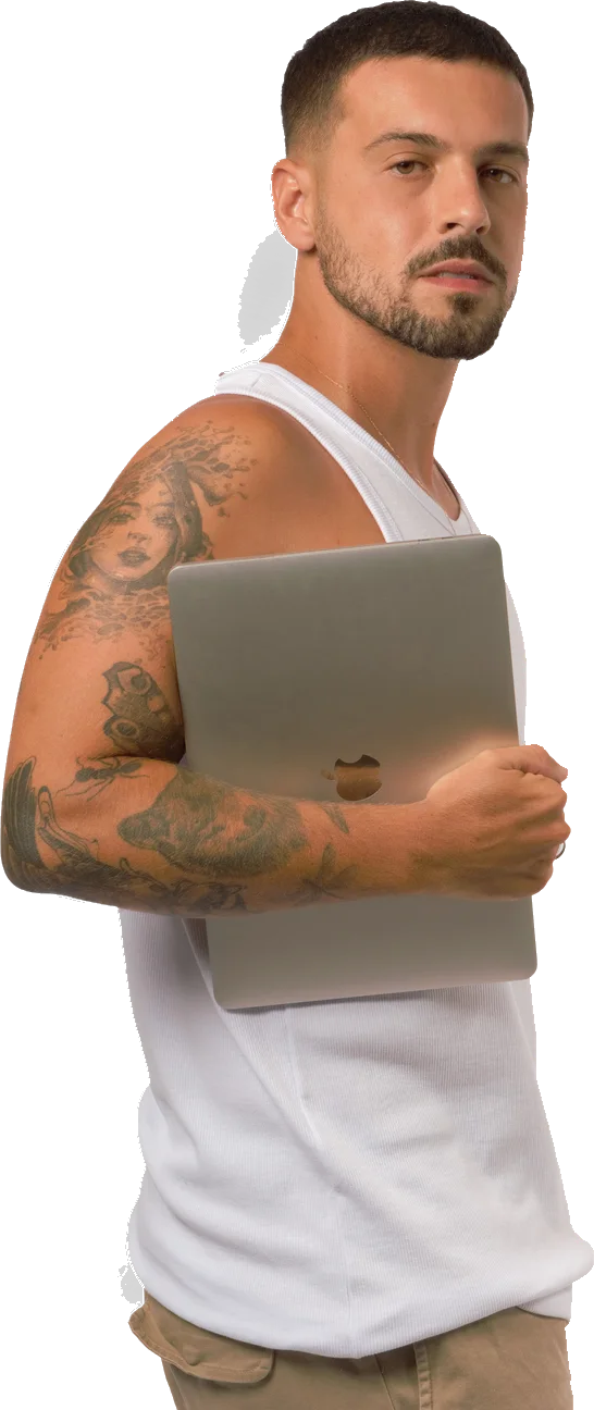 Pedro Primão segurando um notebook