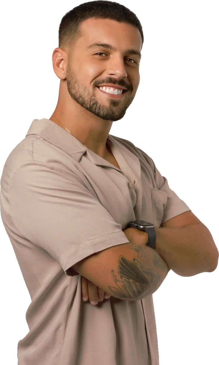 Pedro Primão sorrindo, de braços cruzados